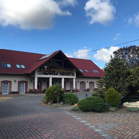 Arkadia Gosciniec Hotel Opole Exterior photo