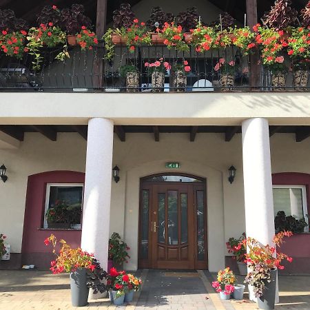 Arkadia Gosciniec Hotel Opole Exterior photo