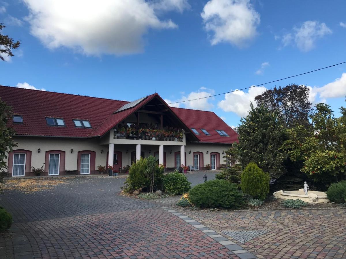 Arkadia Gosciniec Hotel Opole Exterior photo