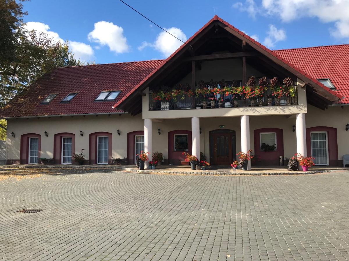 Arkadia Gosciniec Hotel Opole Exterior photo